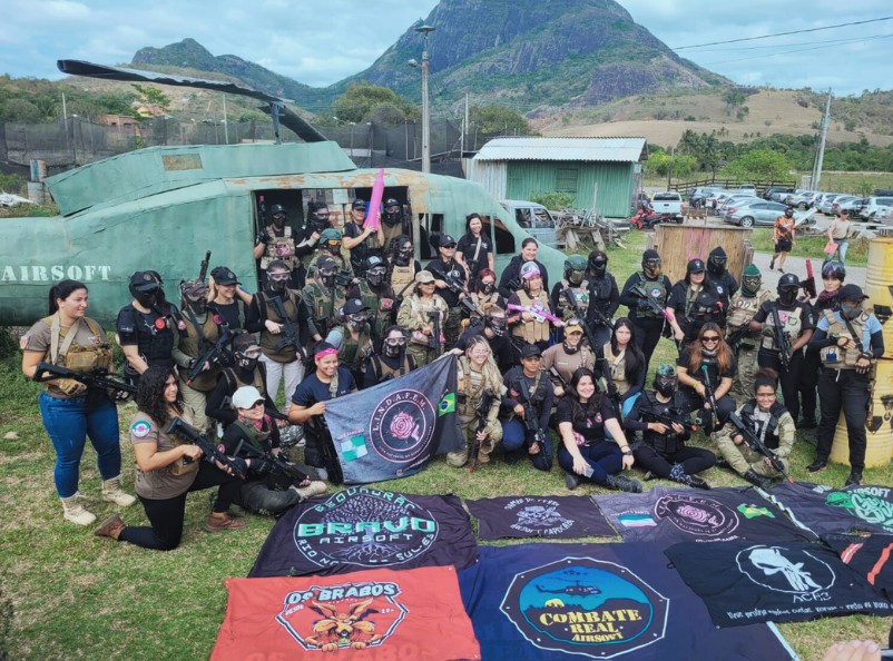 Mulheres reunidas em um encontro de Airsoft