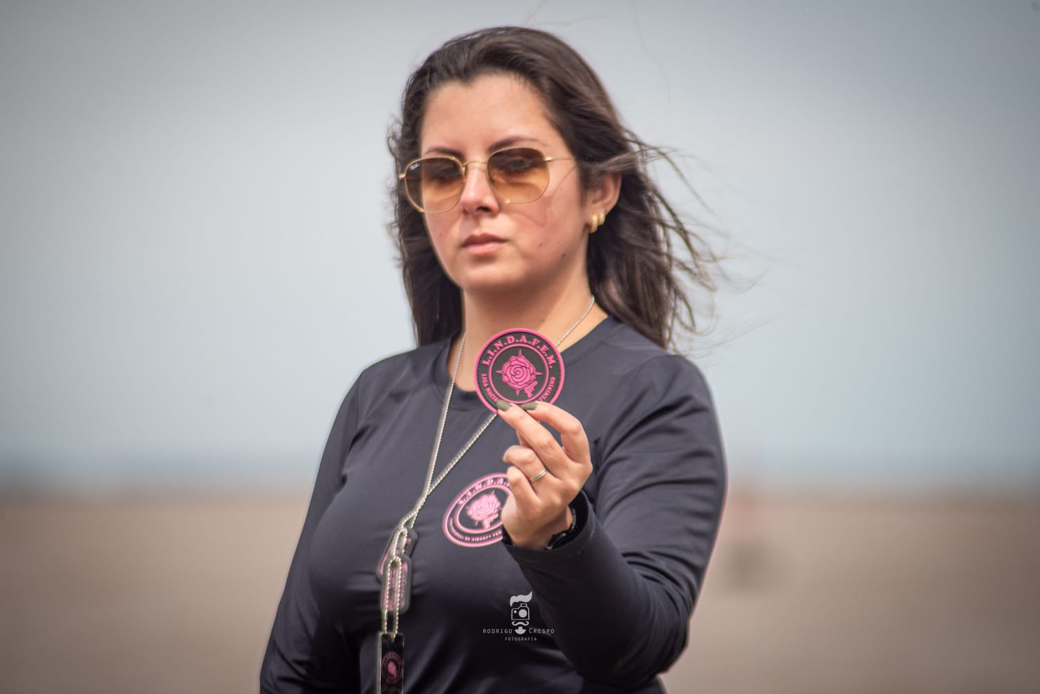 Laysa apresentando o patch rosa da LINDAFEM