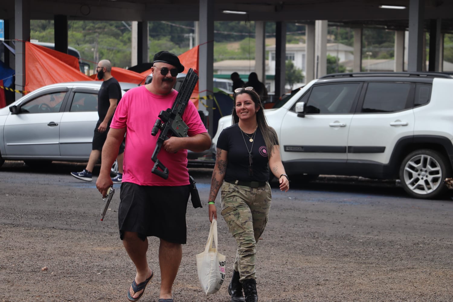 Encontro da comunidade LINDAFEM durante um evento de airsoft