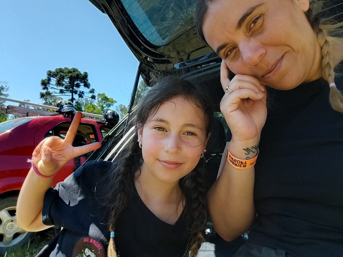 Laysa com sua filha em um momento em família